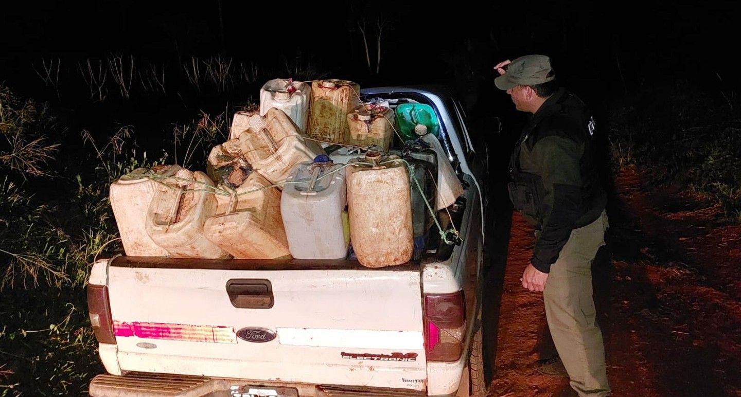 Detienen la marcha de una camioneta con bidones sospechosos- llevaban gasoil de contrabando