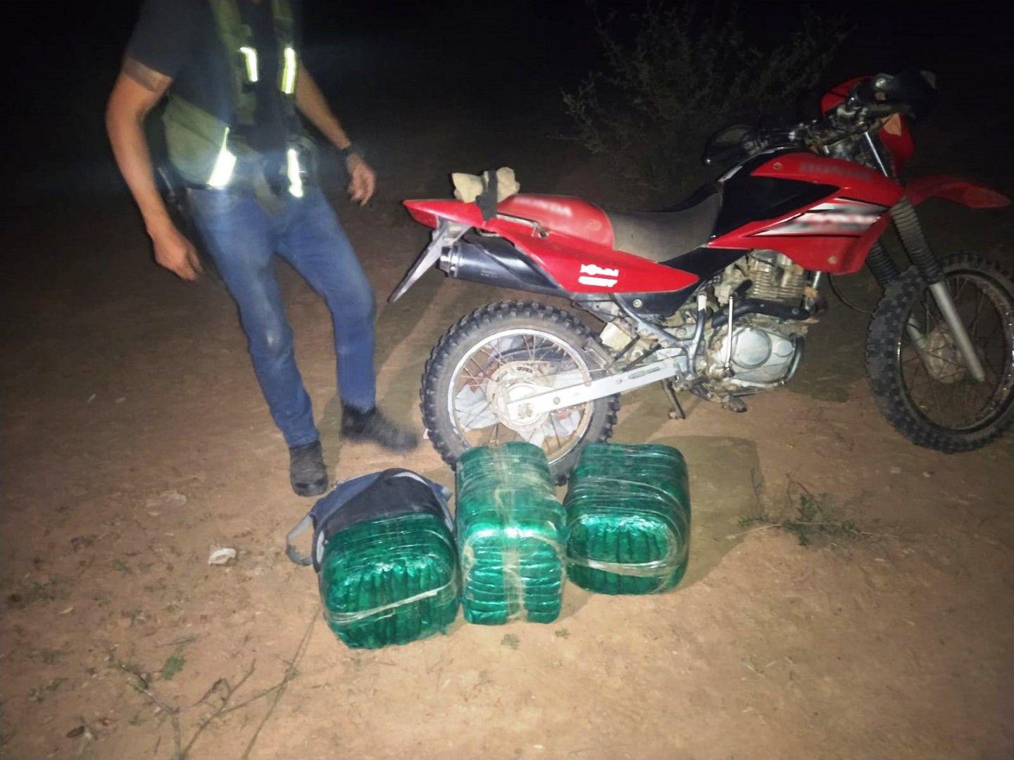 Detienen la marcha de una camioneta con bidones sospechosos- llevaban gasoil de contrabando