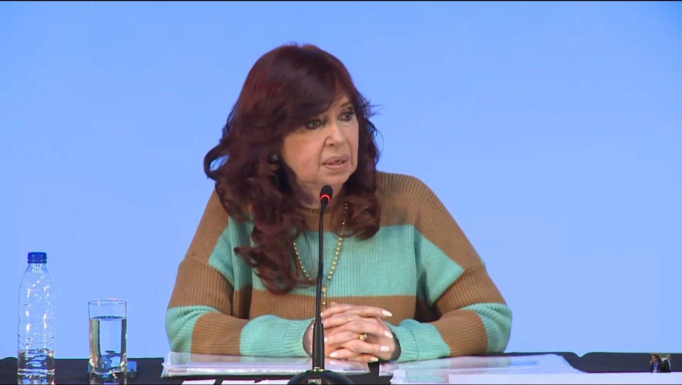 VIDEO  Cristina Kirchner desde El Calafate- No voy a revolear a ninguacuten Ministro