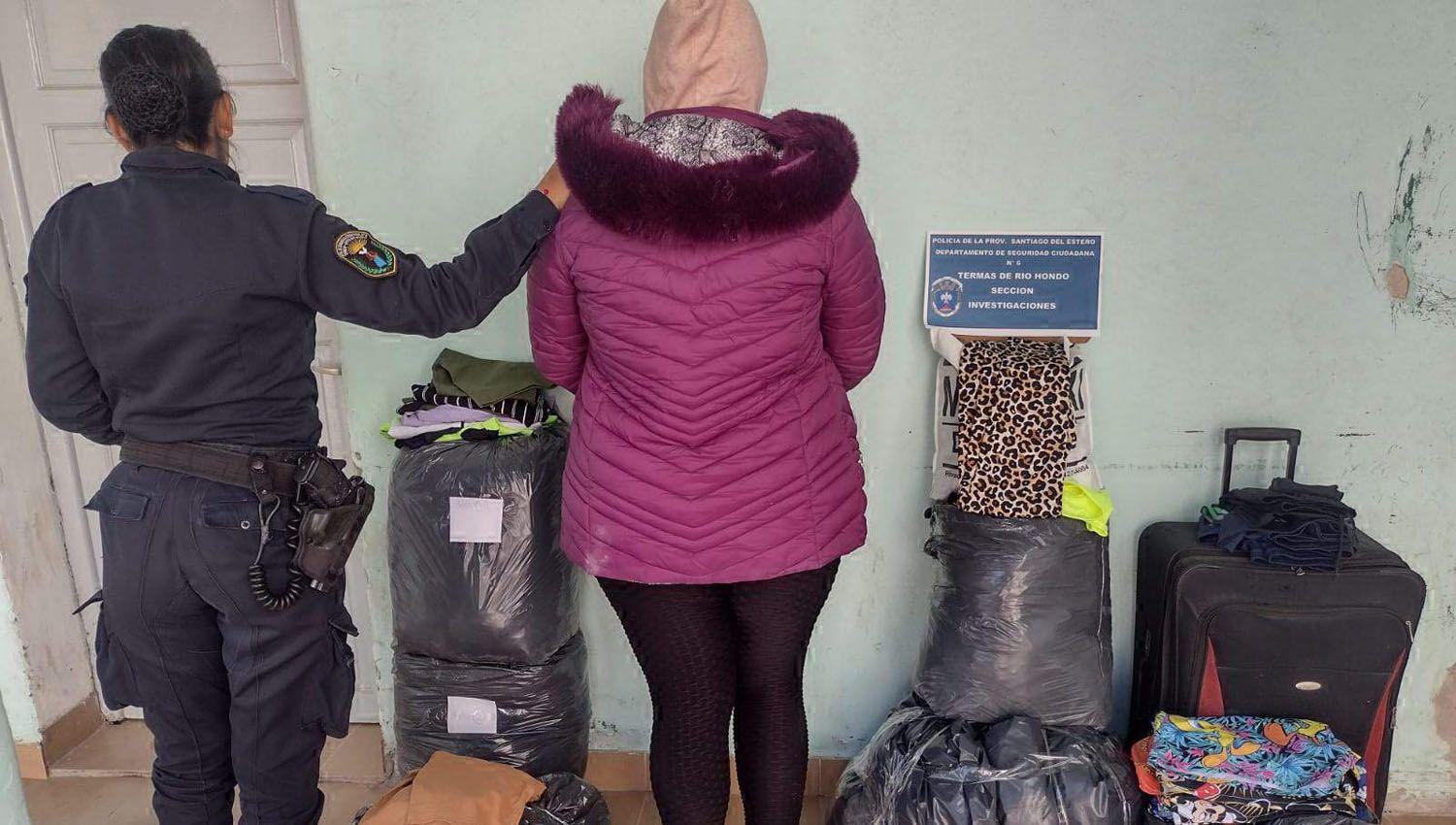 Roboacute ropa de un local comercial y terminoacute presa