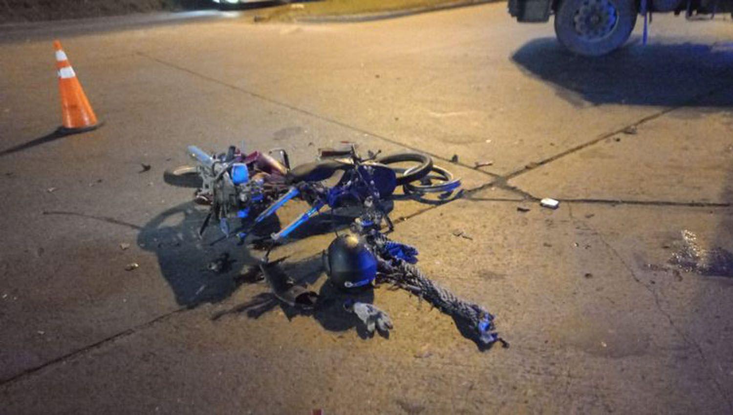 Motociclista murioacute al ser embestido por un camionero que luego huyoacute