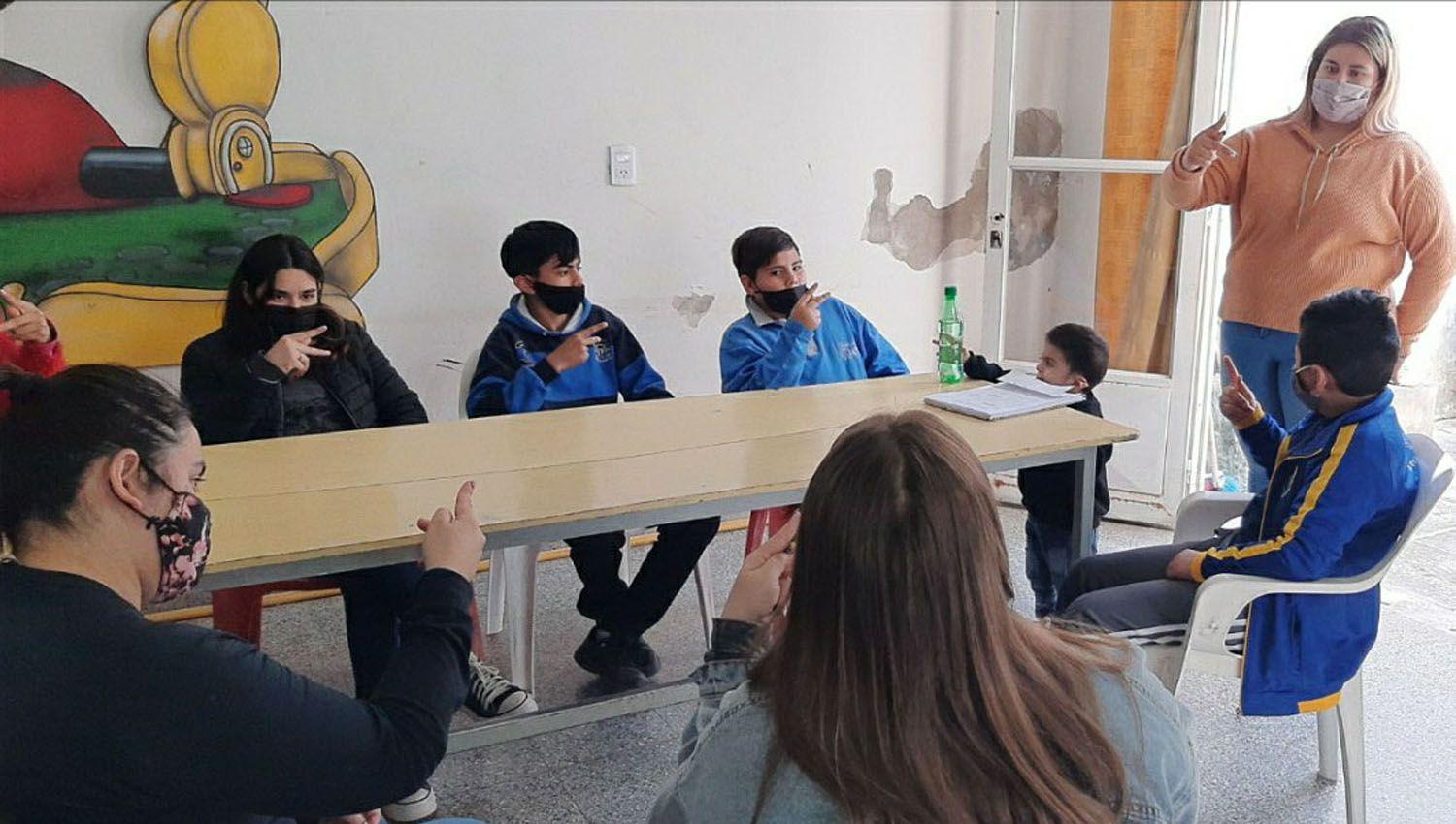 Se desarrolla con eacutexito el taller de Lengua de Sentildeas en Las Termas