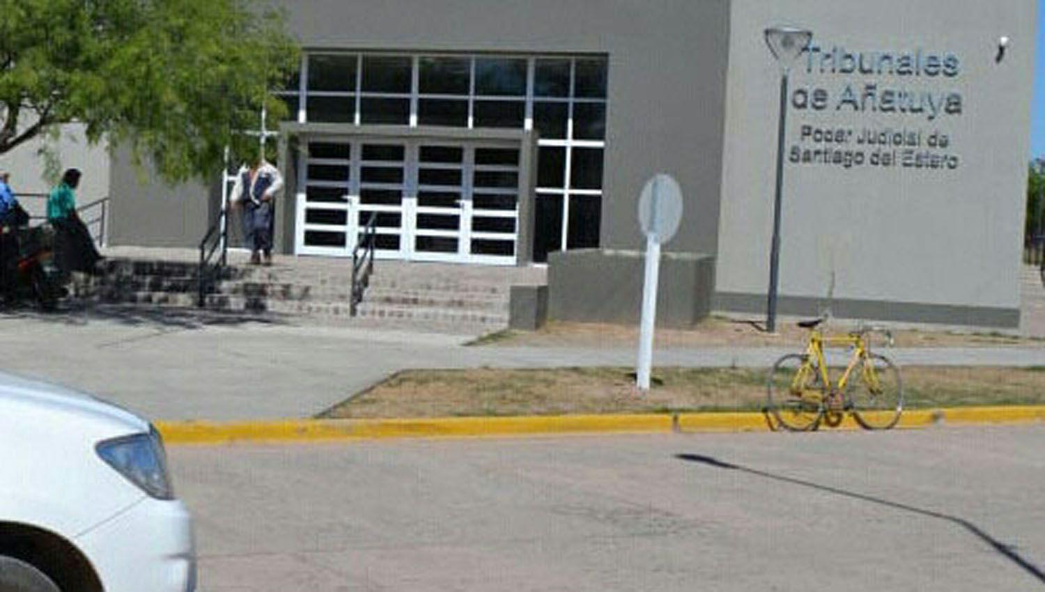 Calabozo para tres ldquogauchosrdquo por acuchillar a dos clientes en un bar