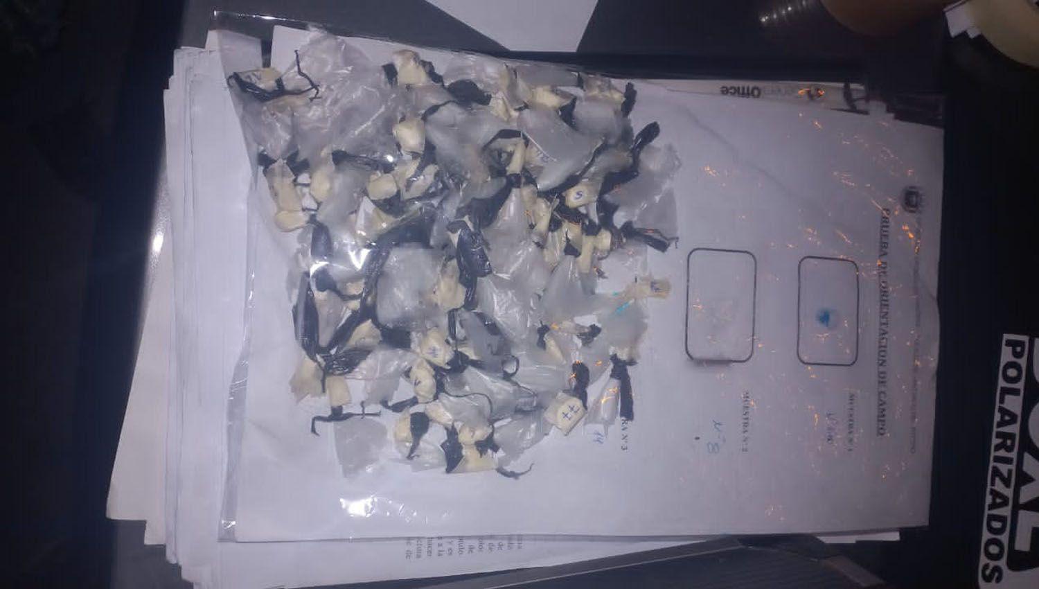Sorprenden a un supuesto dealer con maacutes de 70 envoltorios de cocaiacutena