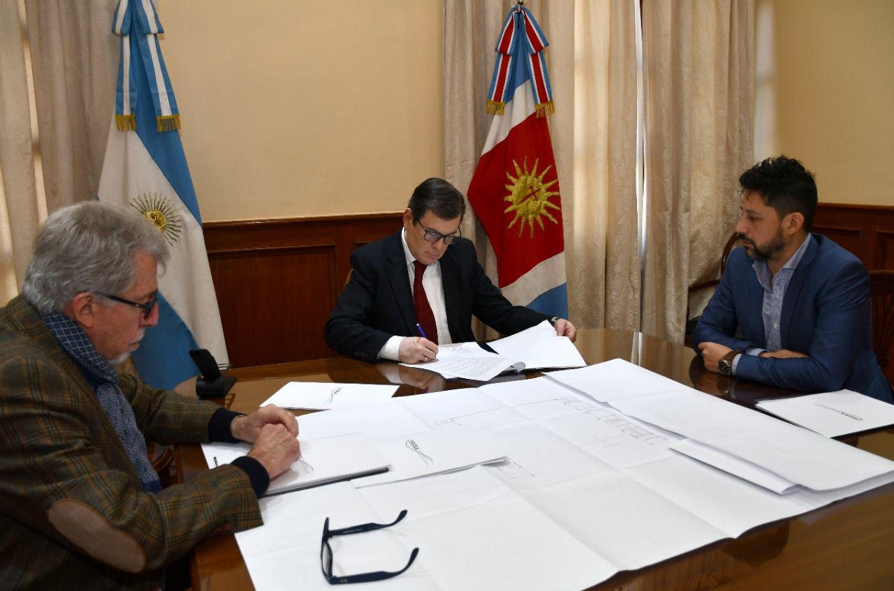 Zamora firmoacute un convenio con Orsna para ampliar y remodelar el aeropuerto de Las Termas