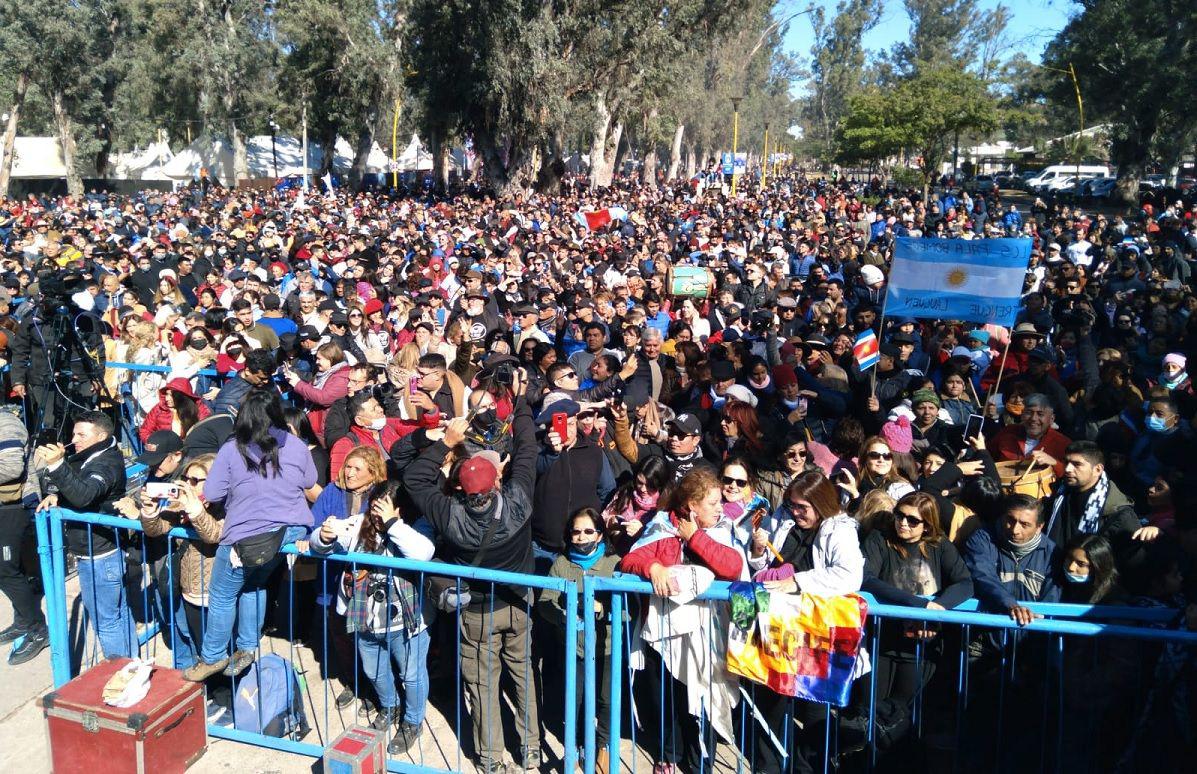 La Marcha de los Bombos hizo vibrar a todo el pueblo santiaguentildeo