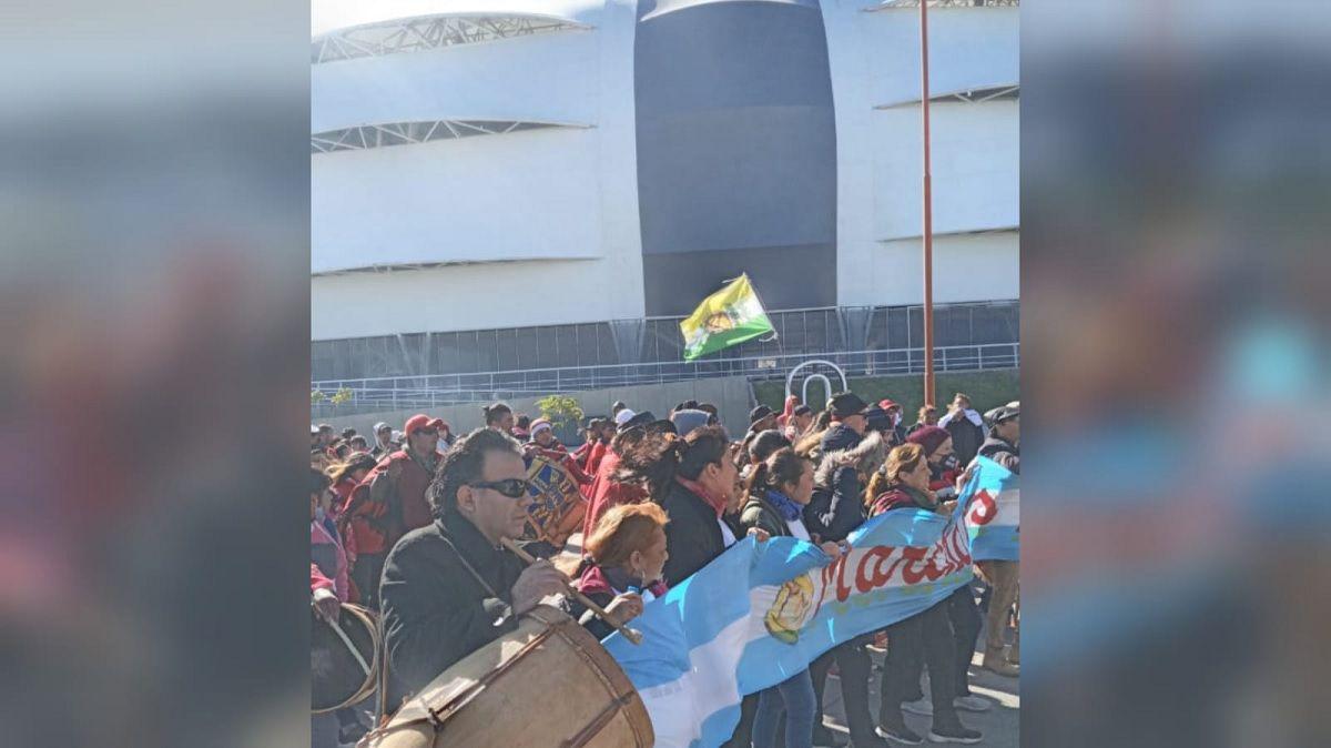 VIDEO  La llegada de la columna de La Banda y su paso por el Estadio Uacutenico