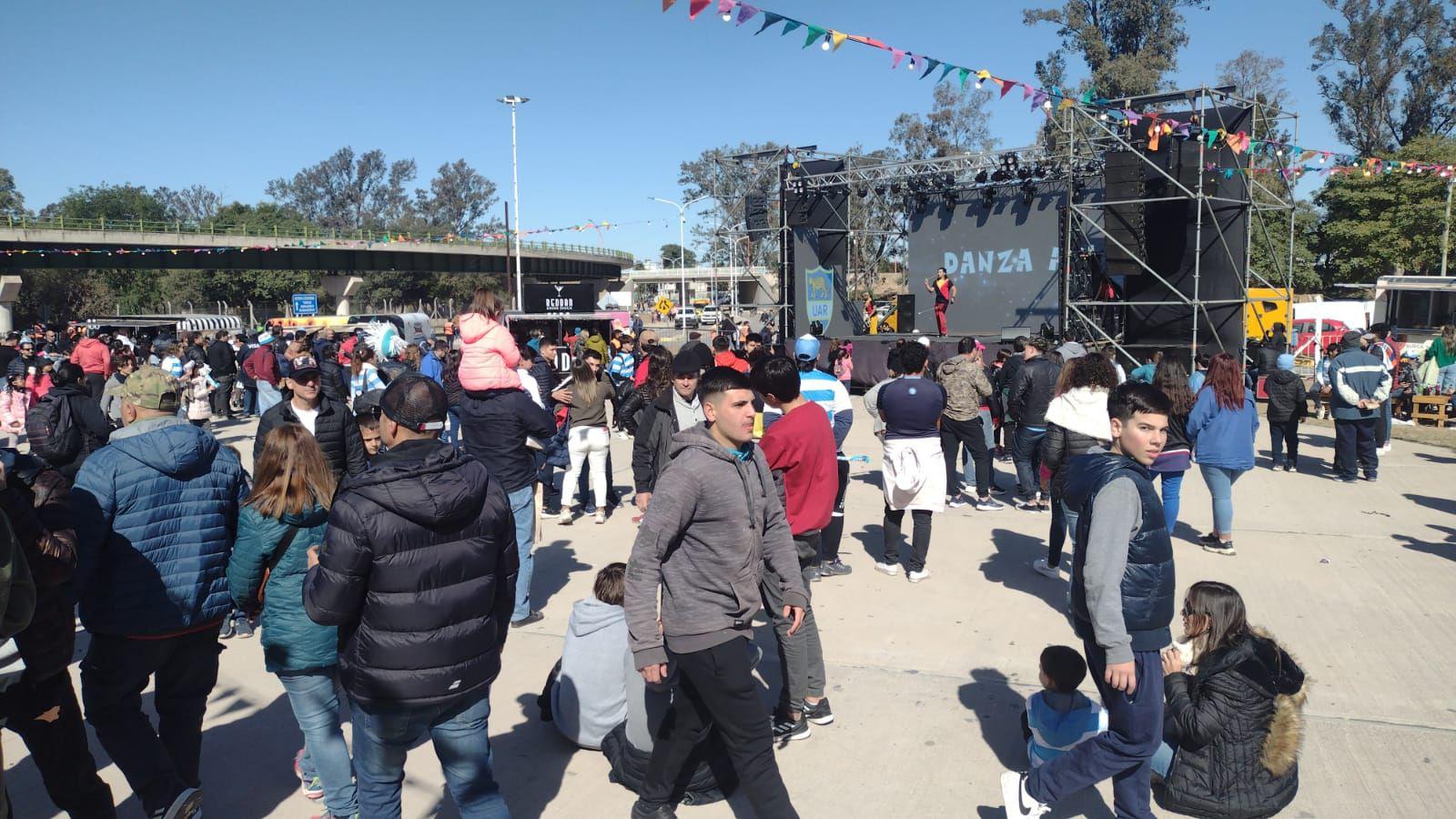 FOTOS  Santiaguentildeos y turistas coparon el Fan Fest en la previa del partido de Los Pumas vs Escocia