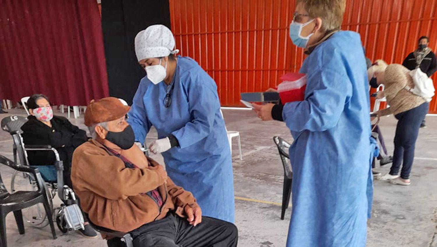 Por el aumento de casos de Covid 19 llaman a los santiaguentildeos a completar vacunacioacuten