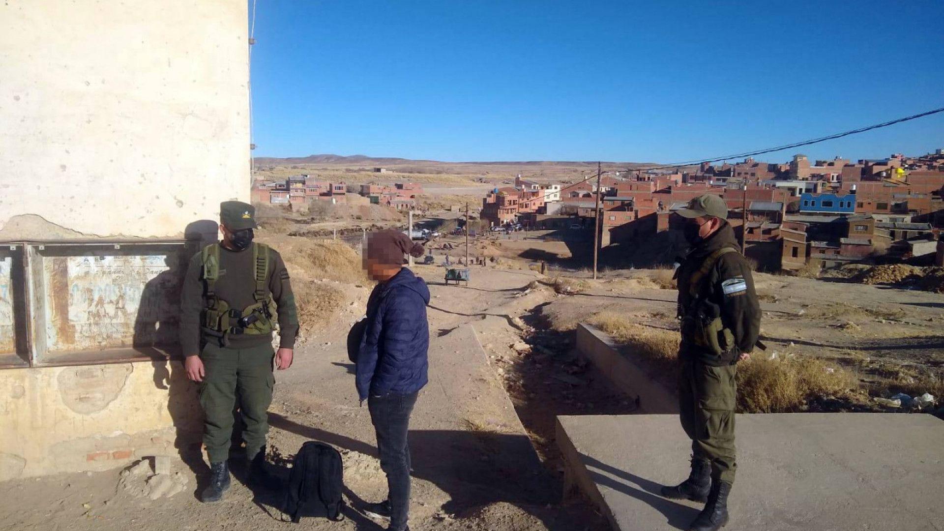 Detienen a un boliviano con paquetes extrantildeos en su mochila- cargaba 9 kilos de cocaiacutena