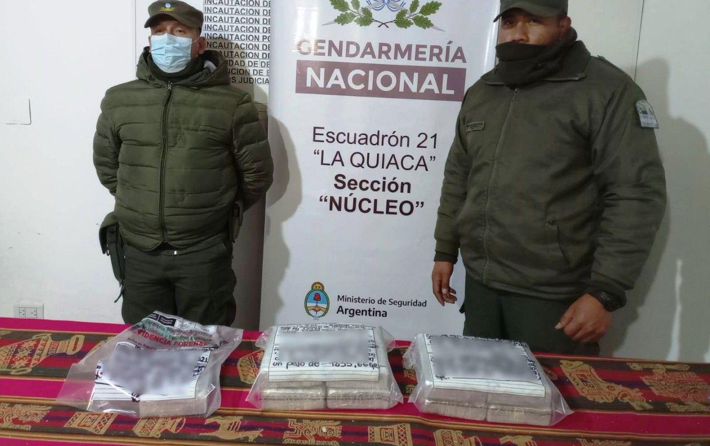 Detienen a un boliviano con paquetes extrantildeos en su mochila- cargaba 9 kilos de cocaiacutena