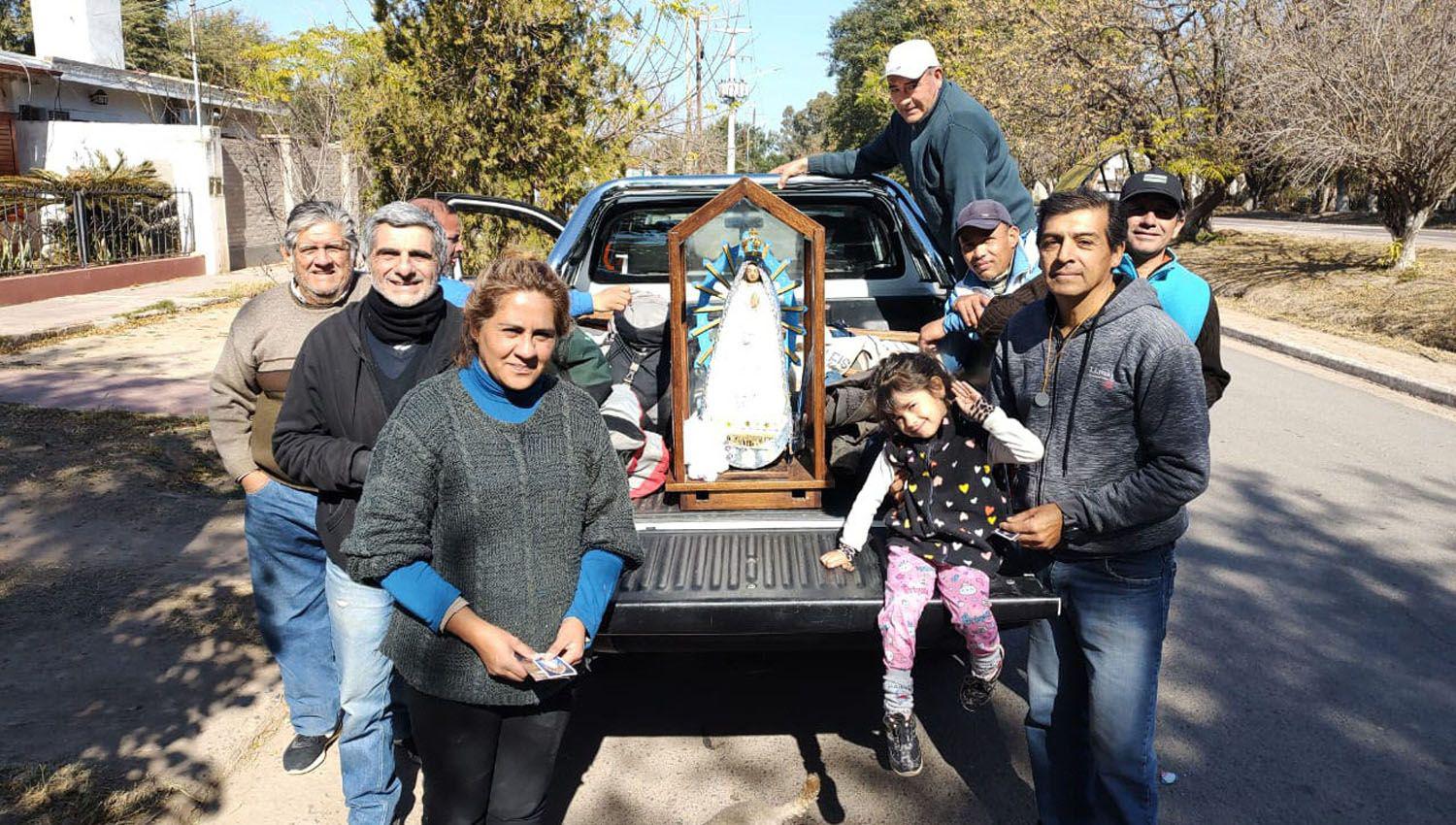 La imagen de la Virgen de Lujaacuten recorre los caminos santiaguentildeos