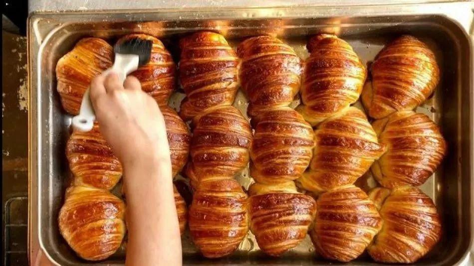 La nueva panaderiacutea que reversionoacute un claacutesico- tienen las medialunas maacutes grandes de Buenos Aires y son imperdibles