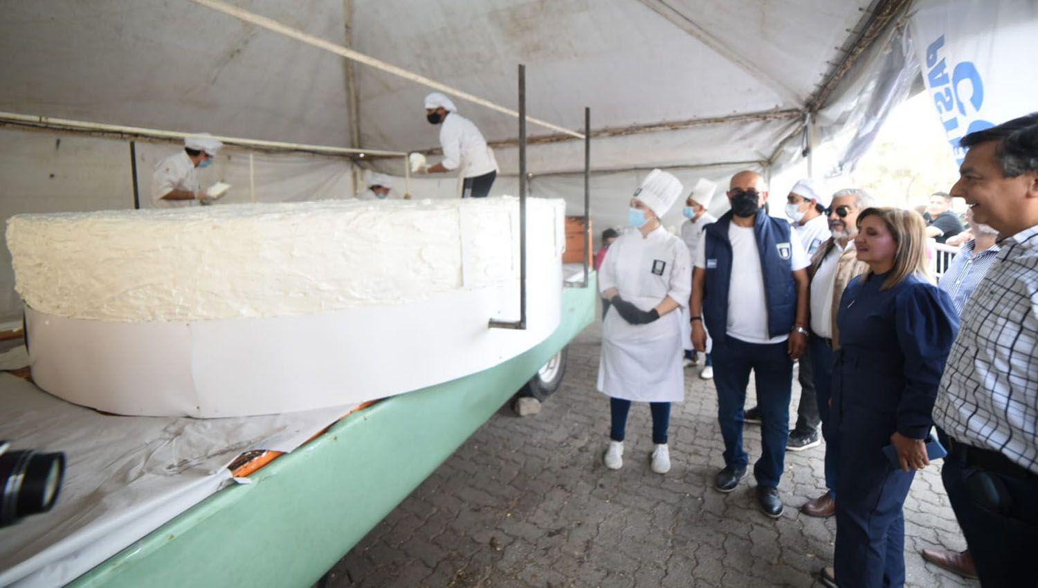 La Ing Fuentes visitoacute la elaboracioacuten del alfajor santiaguentildeo de 1300 kilos que seraacute repartido en la fiesta de mantildeana