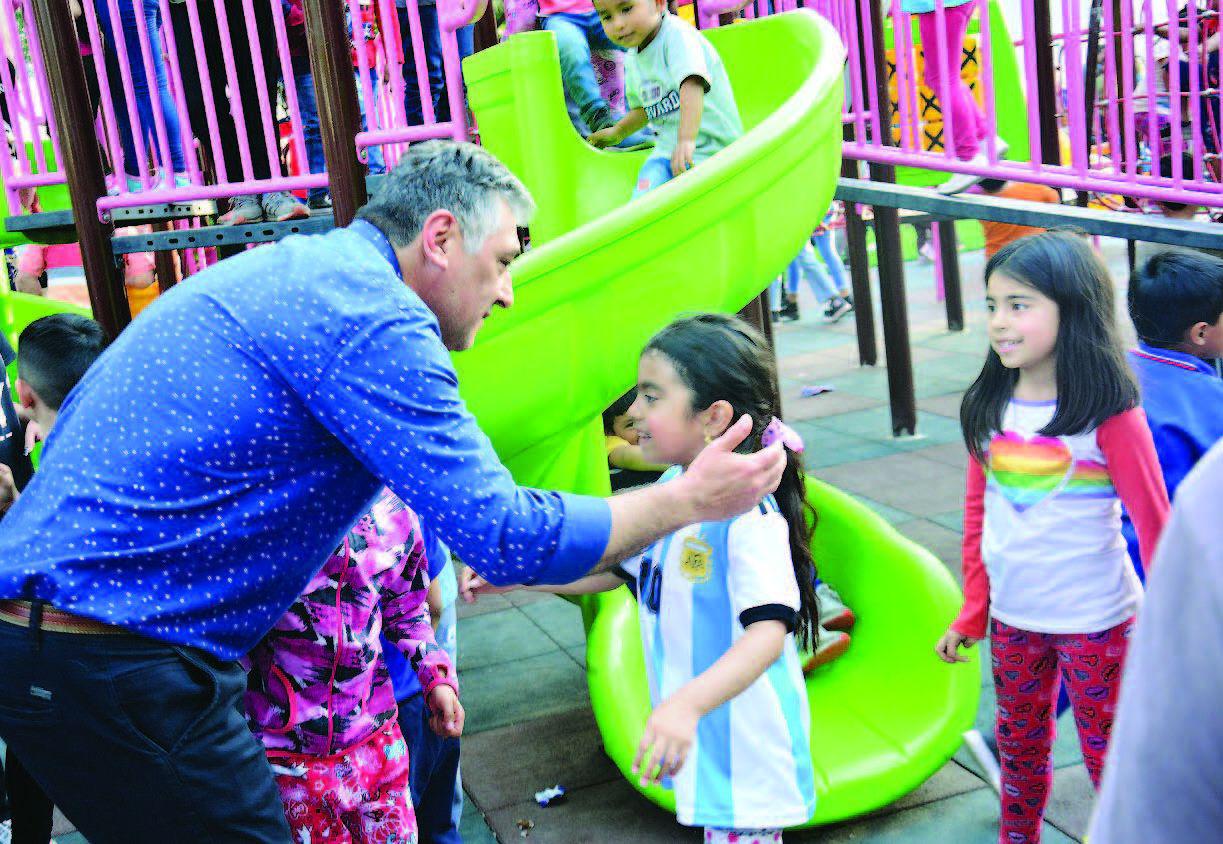 El intendente Nediani habilitoacute el sector de juegos de la plaza Belgrano