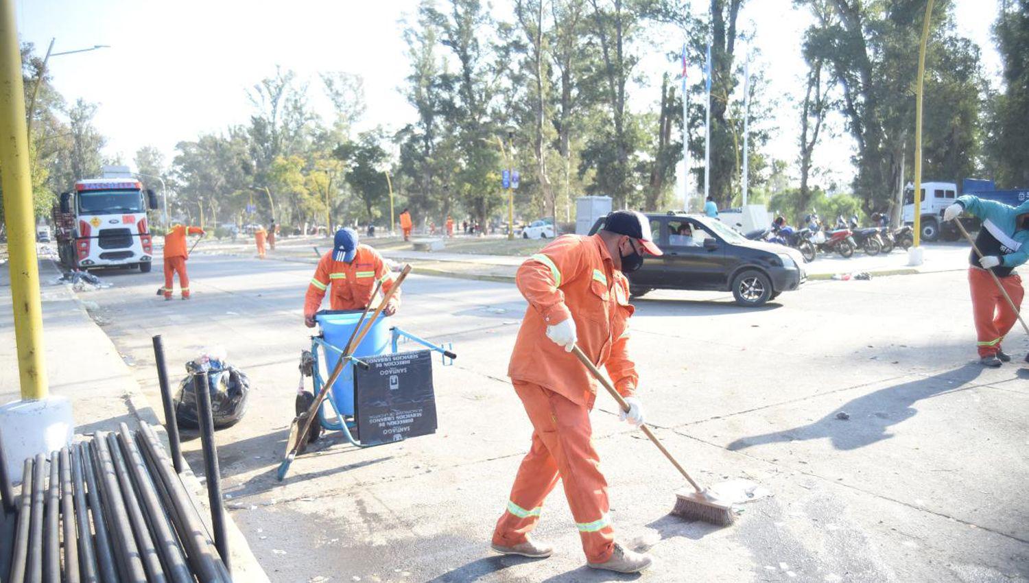 Amplio operativo de limpieza en el Parque Aguirre tras los festejos por el cumpleantildeos de la ciudad