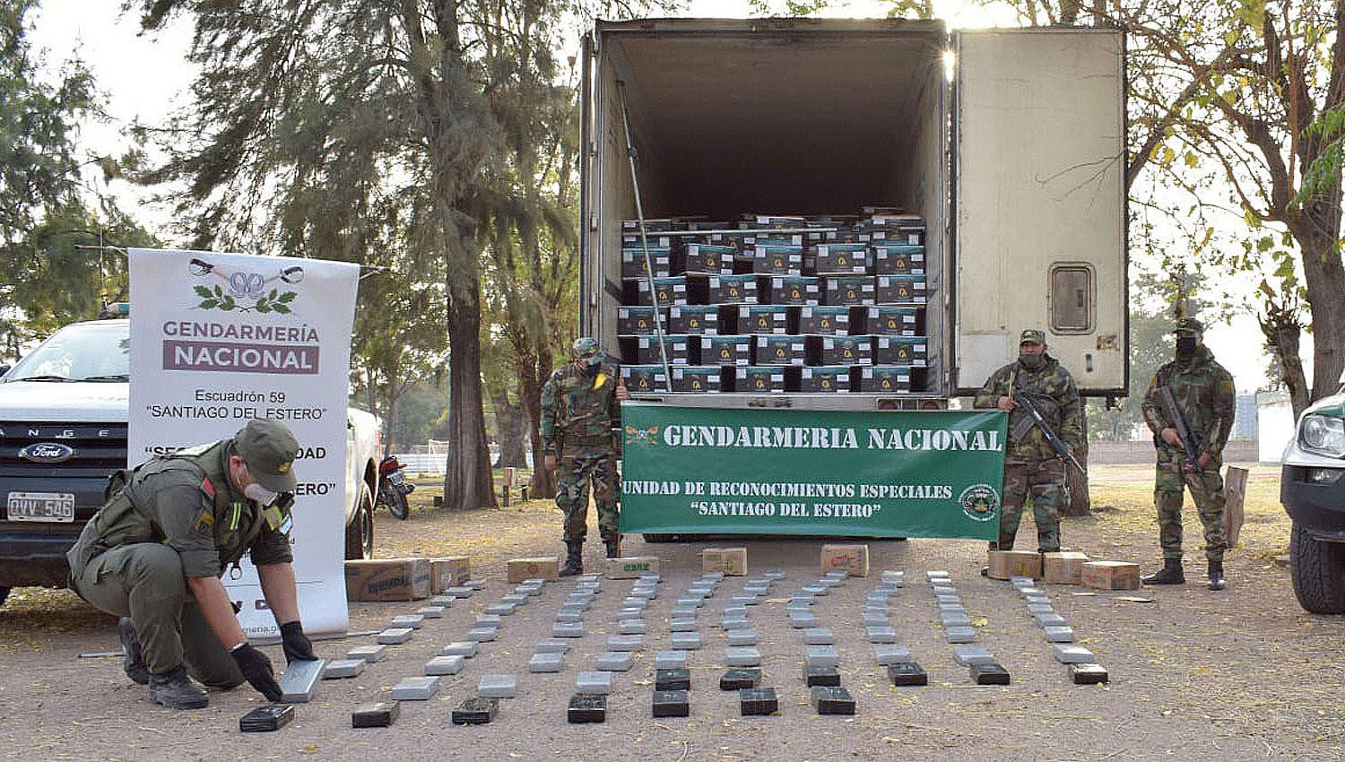Dos bolivianos llevaban 105 kilos de cocaiacutena camuflada en un cargamento de bananas