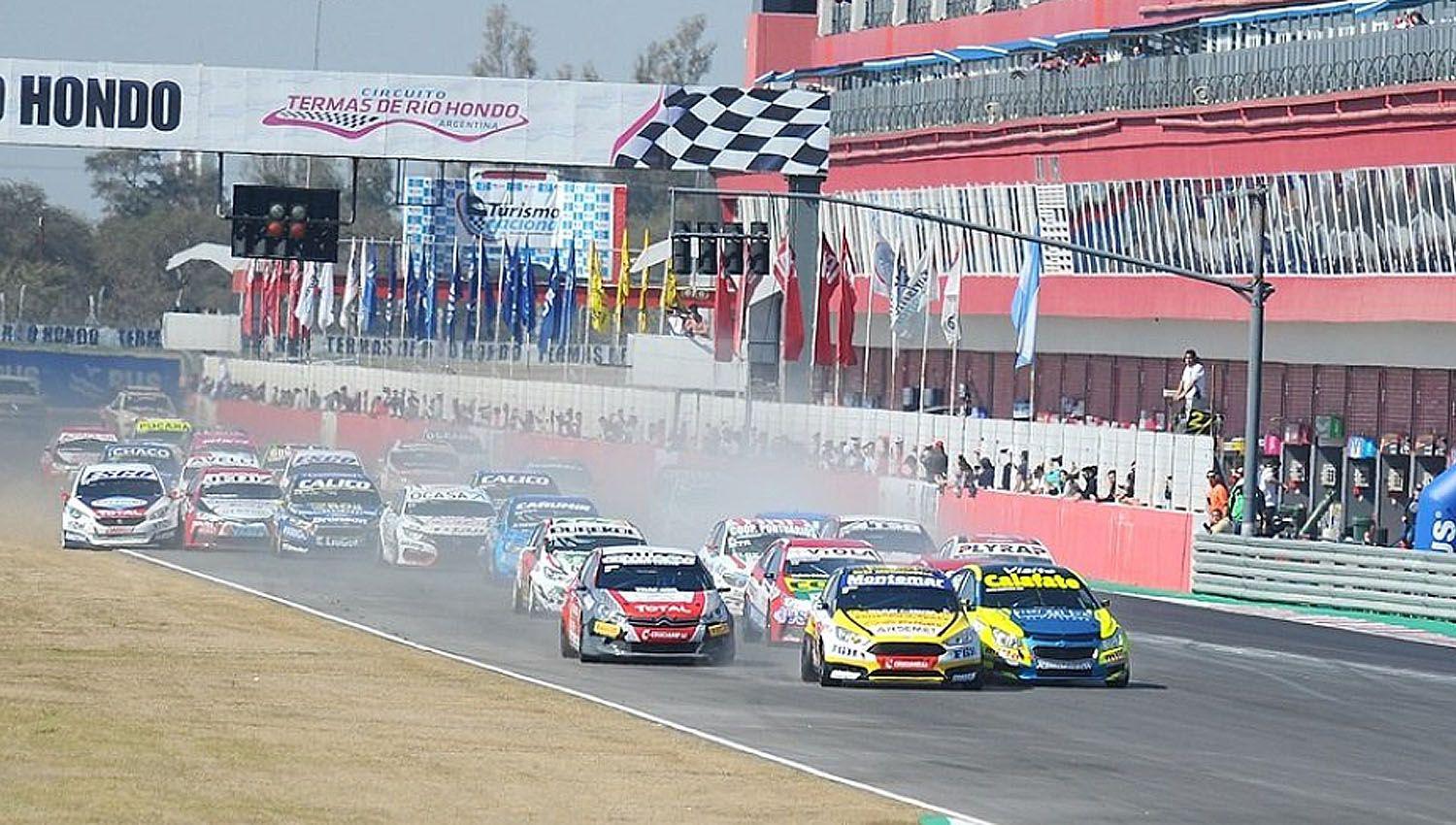 El Turismo Nacional inicia su actividad en la pista del autoacutedromo de Las Termas