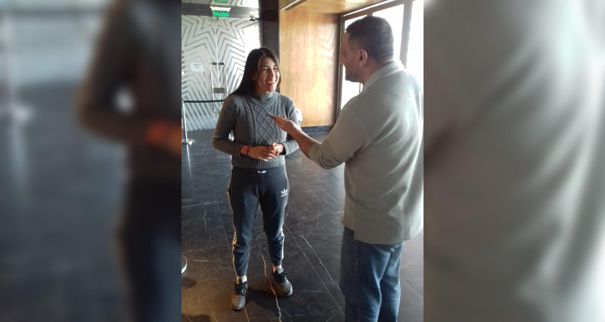 Sele Vera antes de cantar en Huachana pasoacute por el Estadio Uacutenico y habloacute en exclusiva con EL LIBERAL