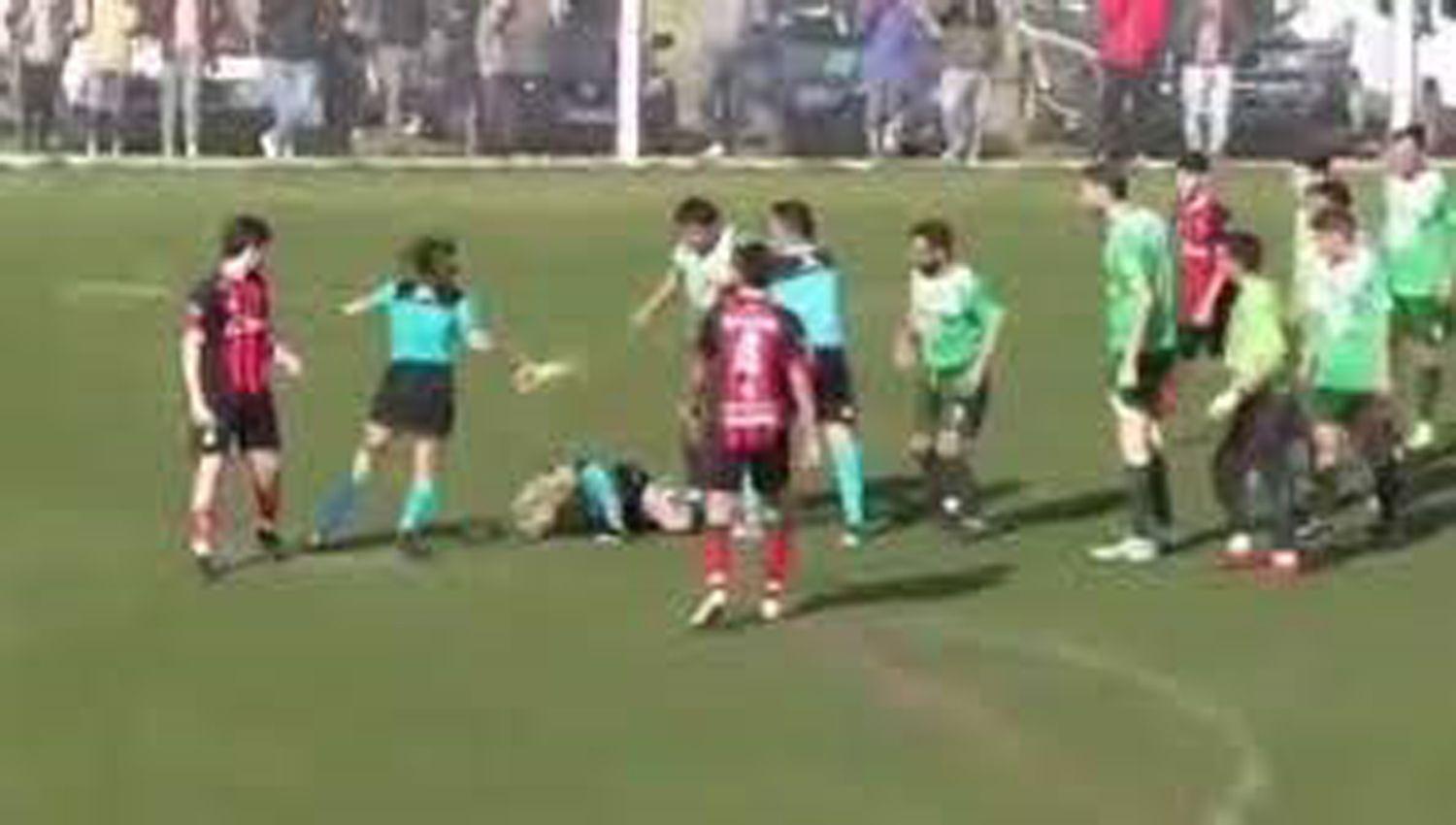VIacuteDEO  Brutal agresioacuten a una aacuterbitra- un jugador le pegoacute de atraacutes