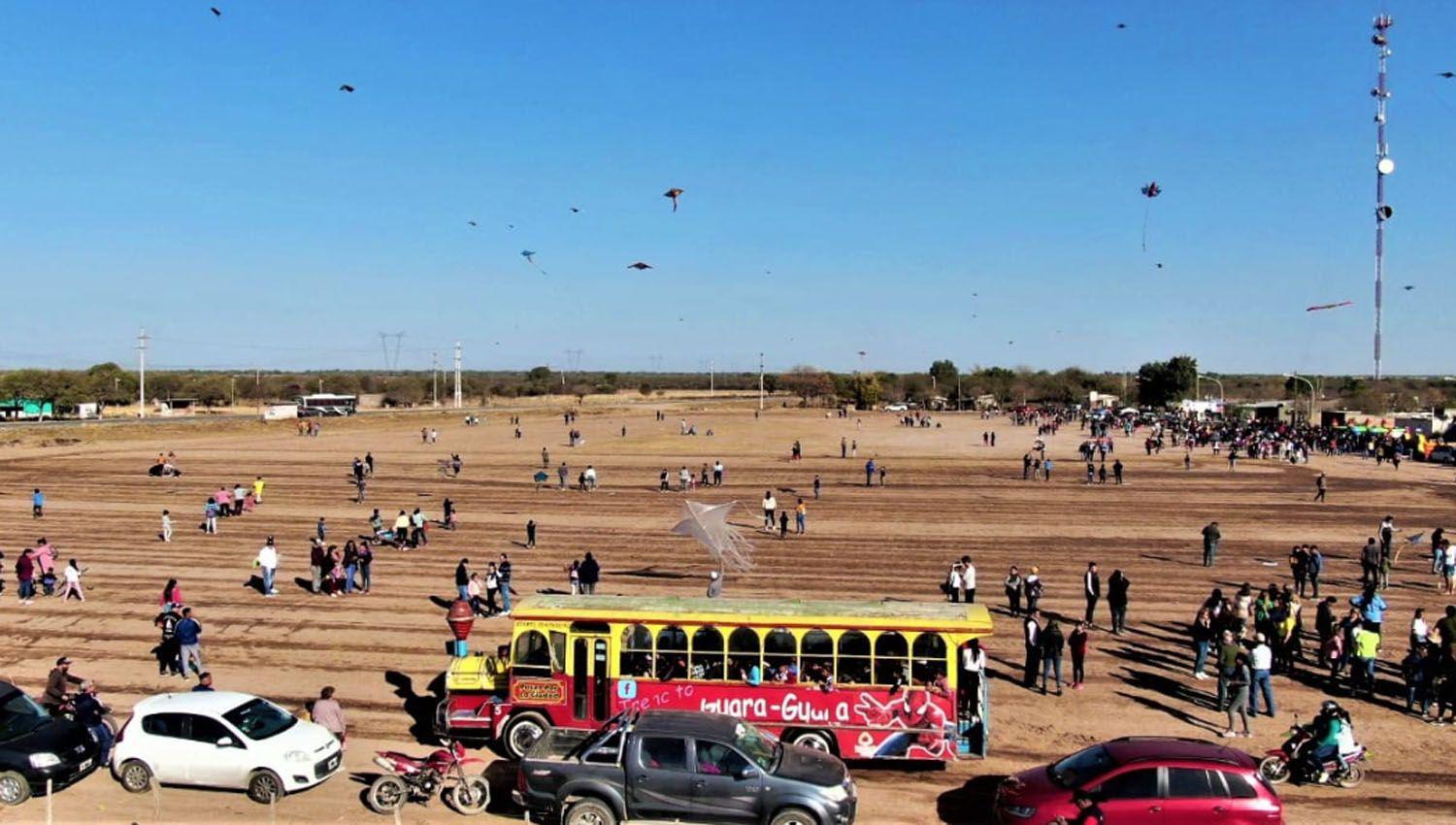 El cielo de San Pedro de Guasayaacuten se cubrioacute de coloridos barriletes