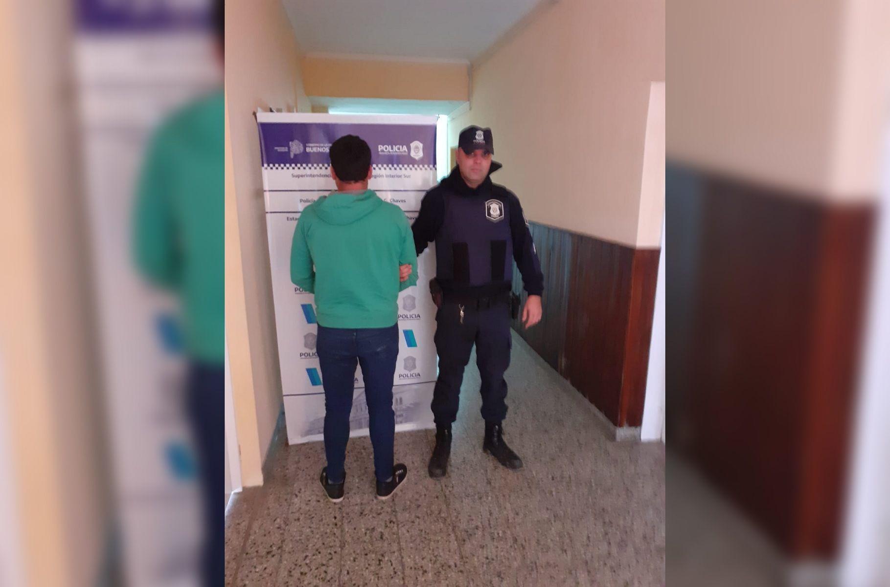 Detienen y suspenden de por vida al jugador que golpeoacute violentamente a una aacuterbitra