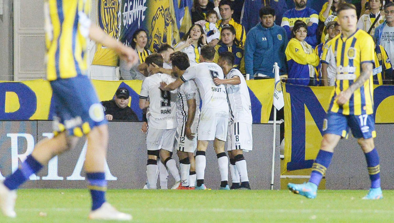 Central Coacuterdoba aplastoacute a Rosario Central en el ldquoGiganterdquo y vuelve a creer