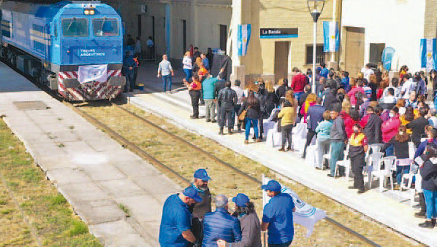 El intendente Nediani encabezoacute la habilitacioacuten del tren de pasajeros La Banda-Fernaacutendez