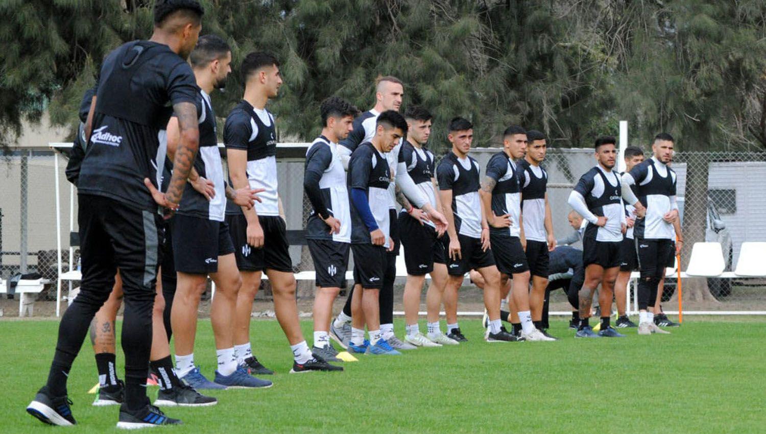 Abel Balbo probaraacute hoy el equipo para recibir a Defensa y Justicia en el Oeste