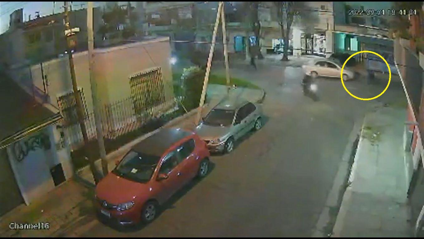 VIDEO  Motochorro roboacute a una mujer y un vecino lo atropelloacute cuando escapaba