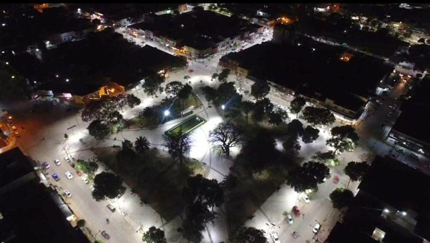 La plaza 9 de Julio de Friacuteas luce un renovado aspecto lumiacutenico