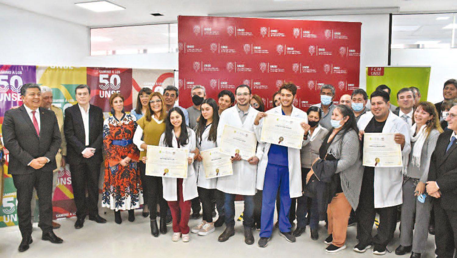 Los primeros meacutedicos egresados de la Unse grabaron a fuego la historia de la provincia