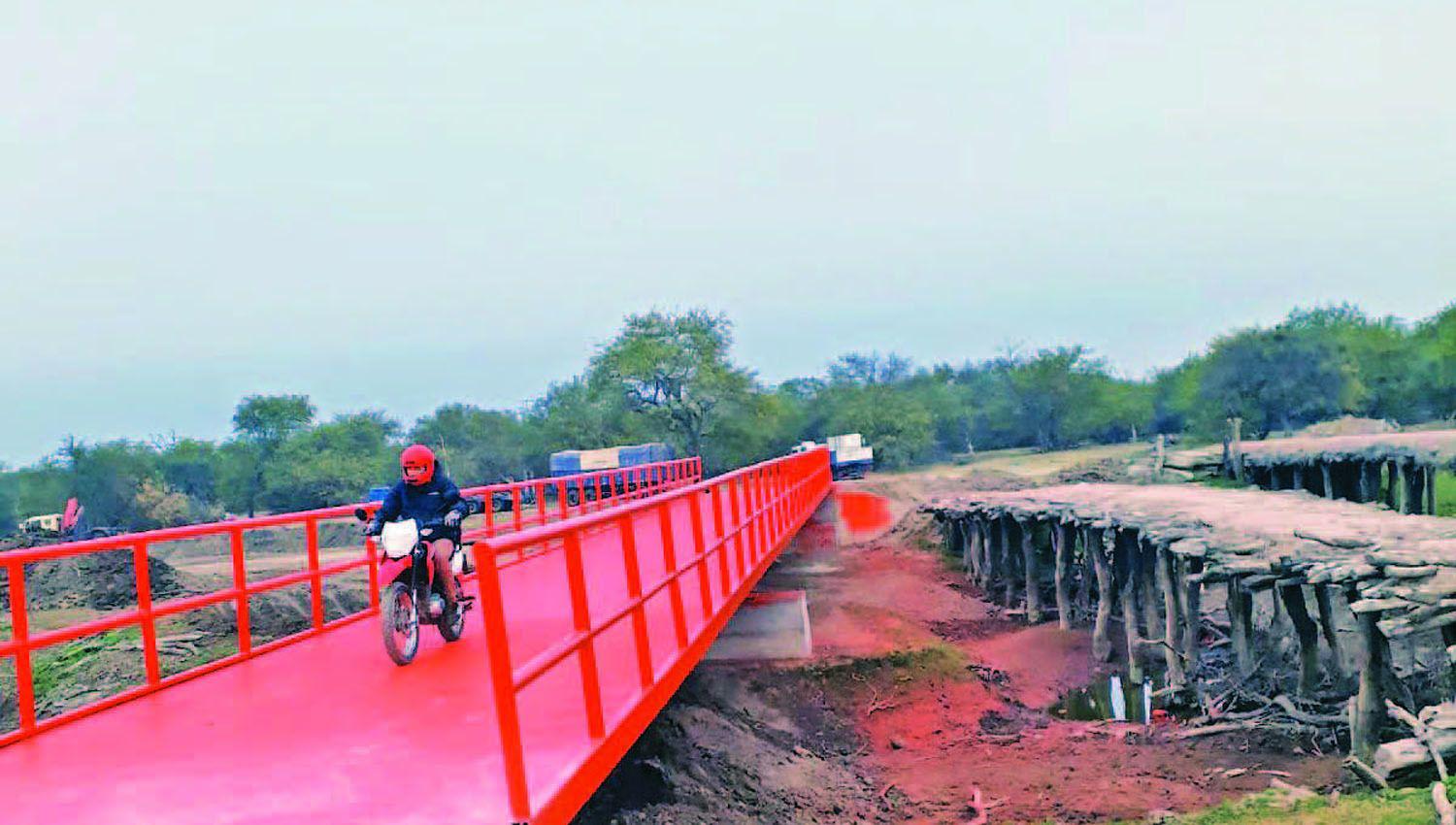 Vialidad provincial construyoacute un puente metaacutelico sobre el riacuteo Utis