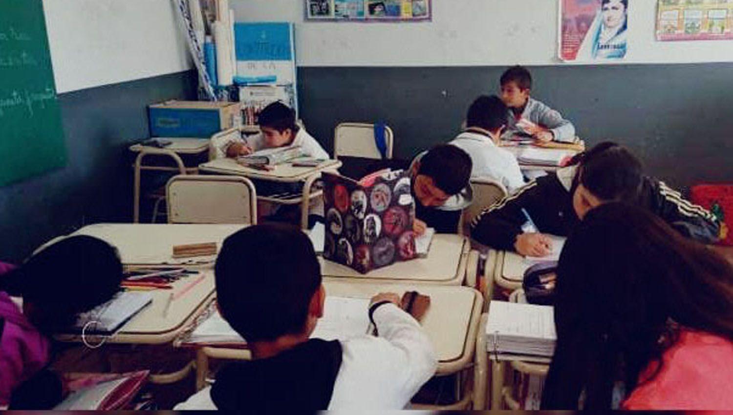 Libros para aprender acompantildea a 33 escuelas del Dpto Riacuteo Hondo