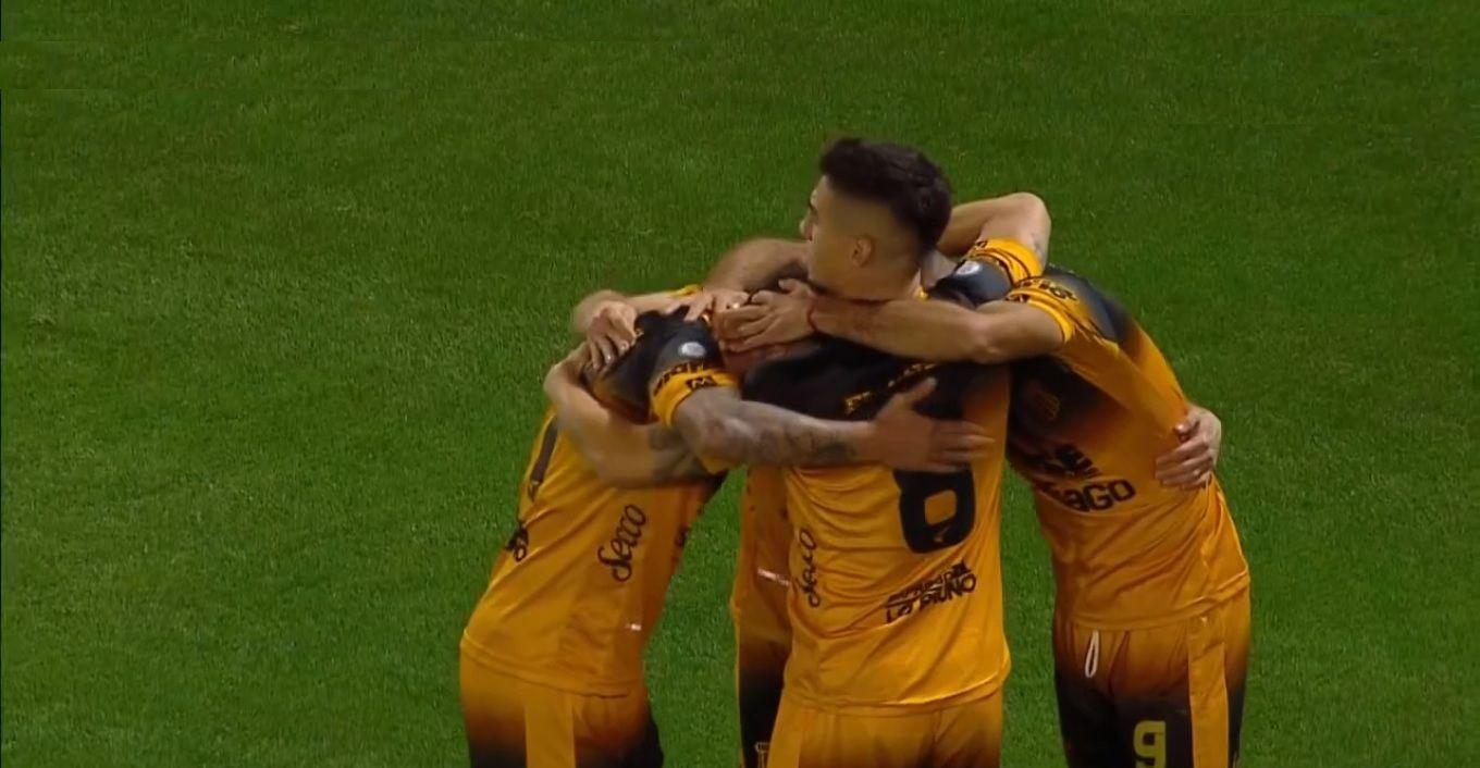 VIDEO CON GOLES  Mitre sorprendioacute y goleoacute al liacuteder Belgrano