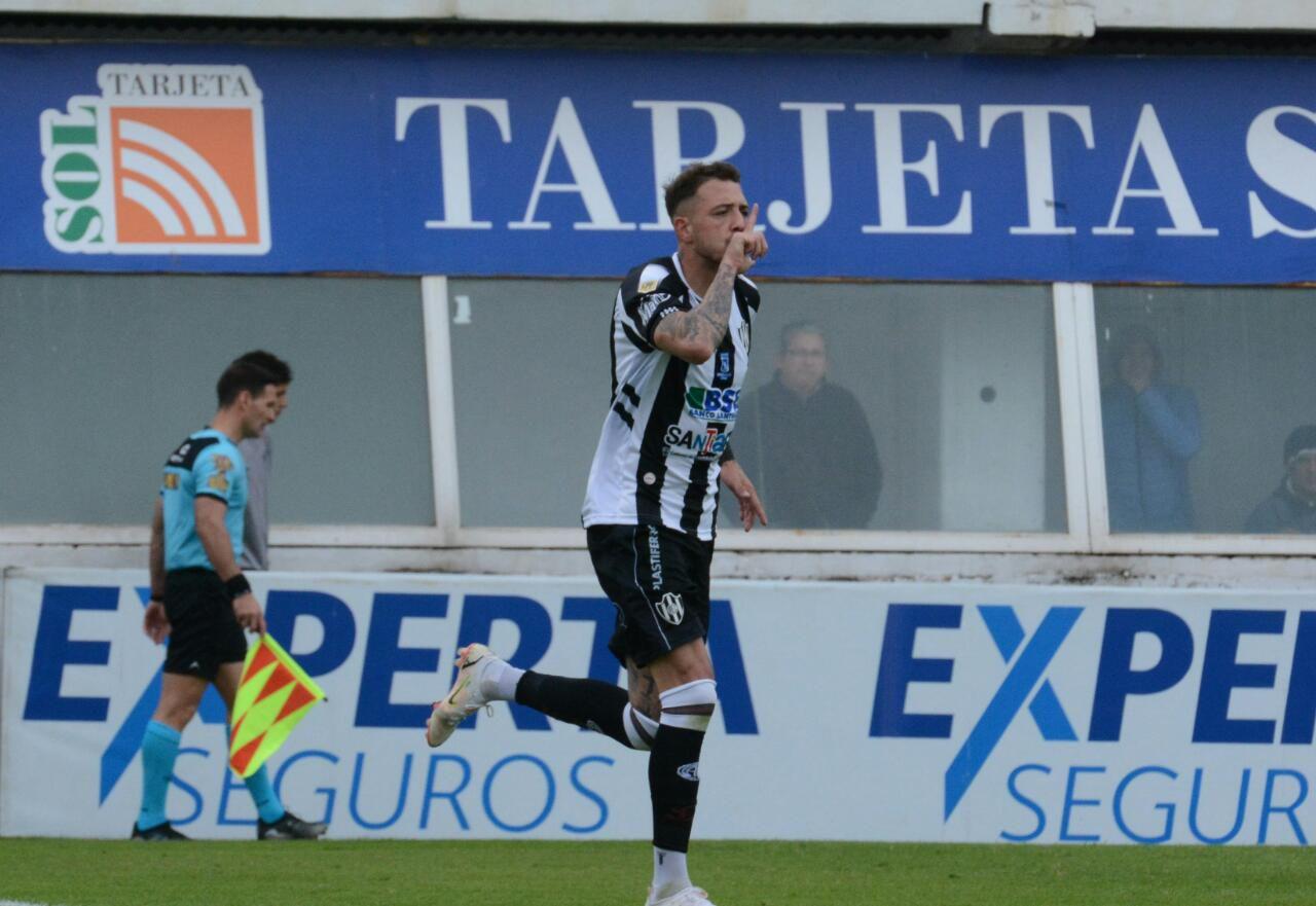 VIDEO De la mano de Renzo Loacutepez Central Coacuterdoba se quedoacute con tres puntos vitales para engrosar su promedio