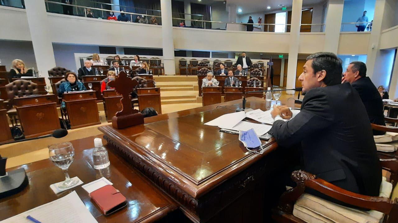 Siguen los reconocimientos a los cinco primeros egresados de Medicina de la Unse