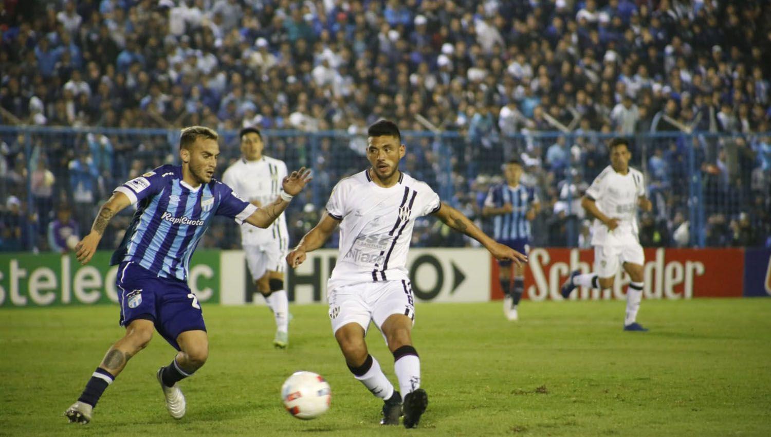 Central Coacuterdoba cayoacute ante el liacuteder Atleacutetico Tucumaacuten