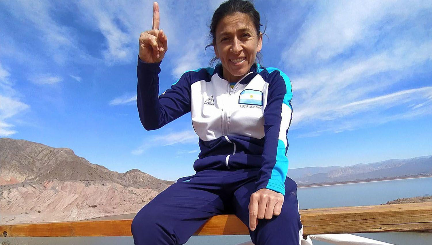 La atleta Luciacutea Moyano se subioacute al podio en San Juan