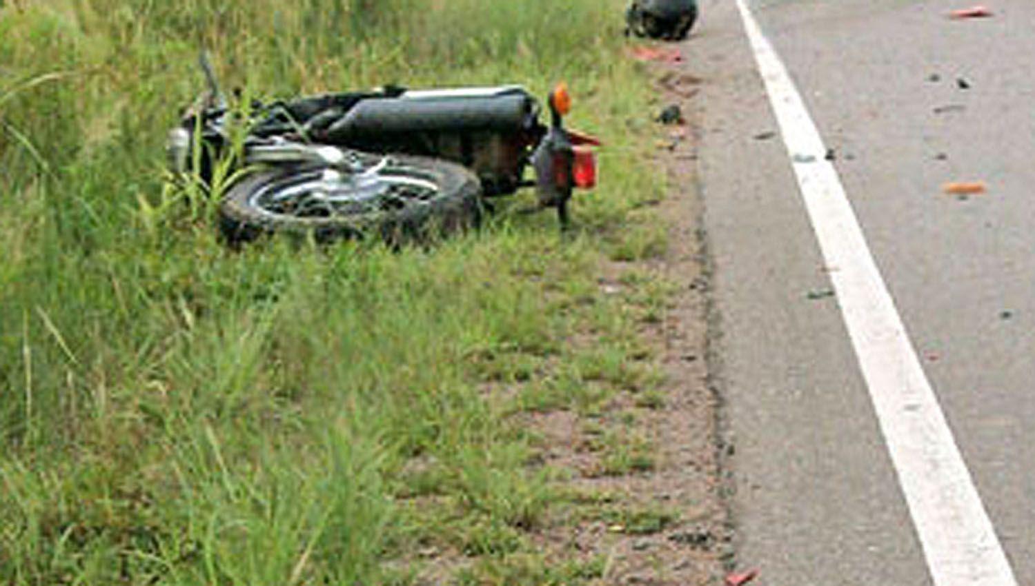 Motociclista murioacute al chocar contra un camioacuten