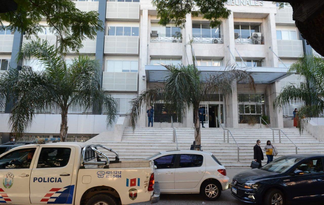 Una comerciante evitoacute que su ex la violara y con un martillo de madera lo echoacute desnudo a la calle