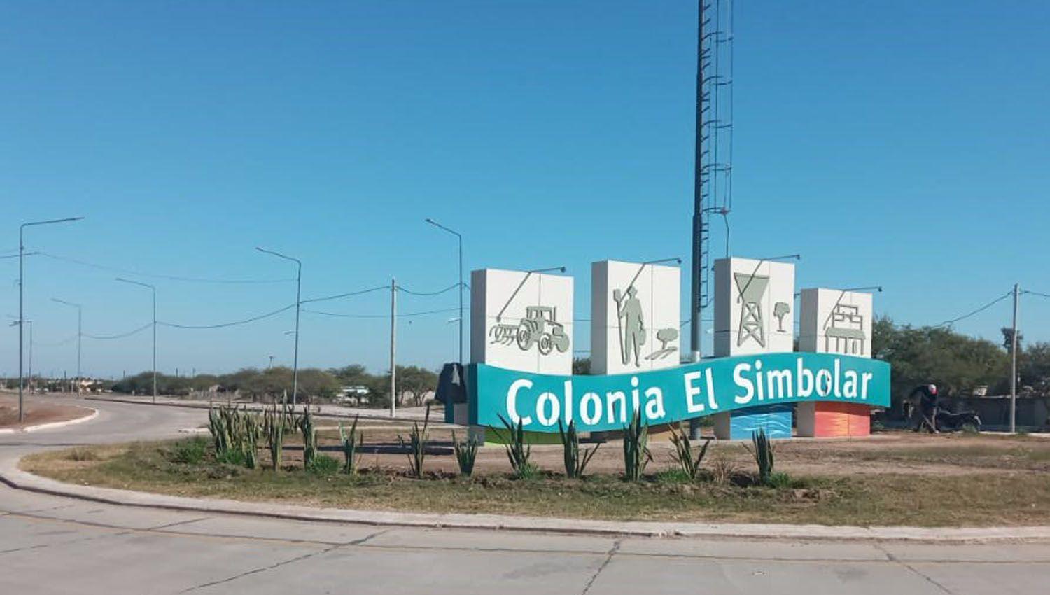 Municipales acondicionan la rotonda de acceso en Colonia El Simbolar