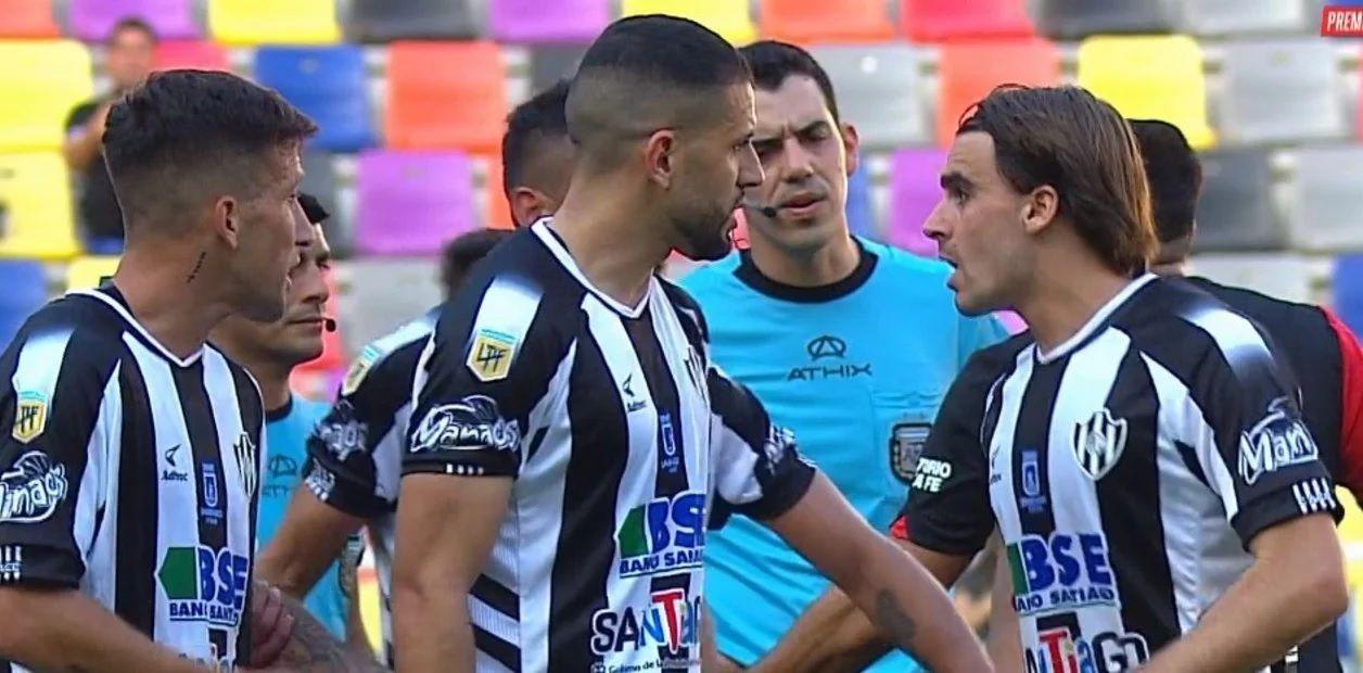 VIDEO  A lo Boca dos jugadores de Central Coacuterdoba pelearon dentro de la cancha
