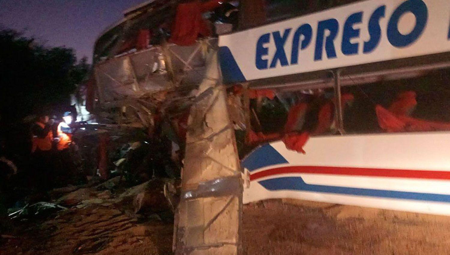 Cruel tragedia en ruta 16 en Copo- seis muertos en duro choque entre un colectivo y un camioacuten sojero