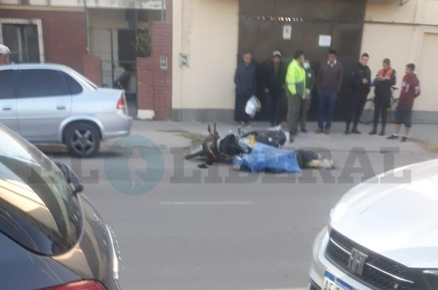 Choque y muerte de un canillita arrollado por un camioacuten en pleno centro santiaguentildeo