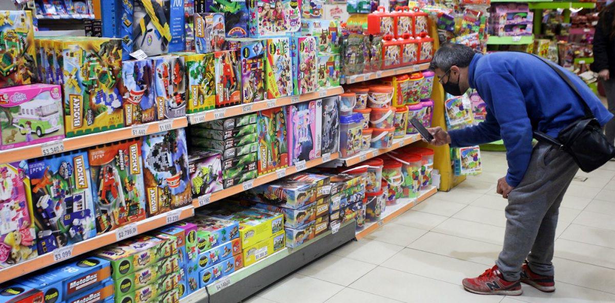 Retiran maacutes de 1000 juguetes que no estaban autorizados para ser vendidos en Argentina