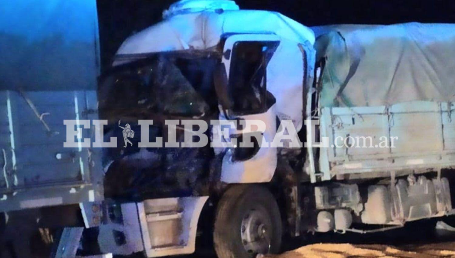 Violento choque de camiones en ruta 7 dejoacute a un conductor con graves heridas