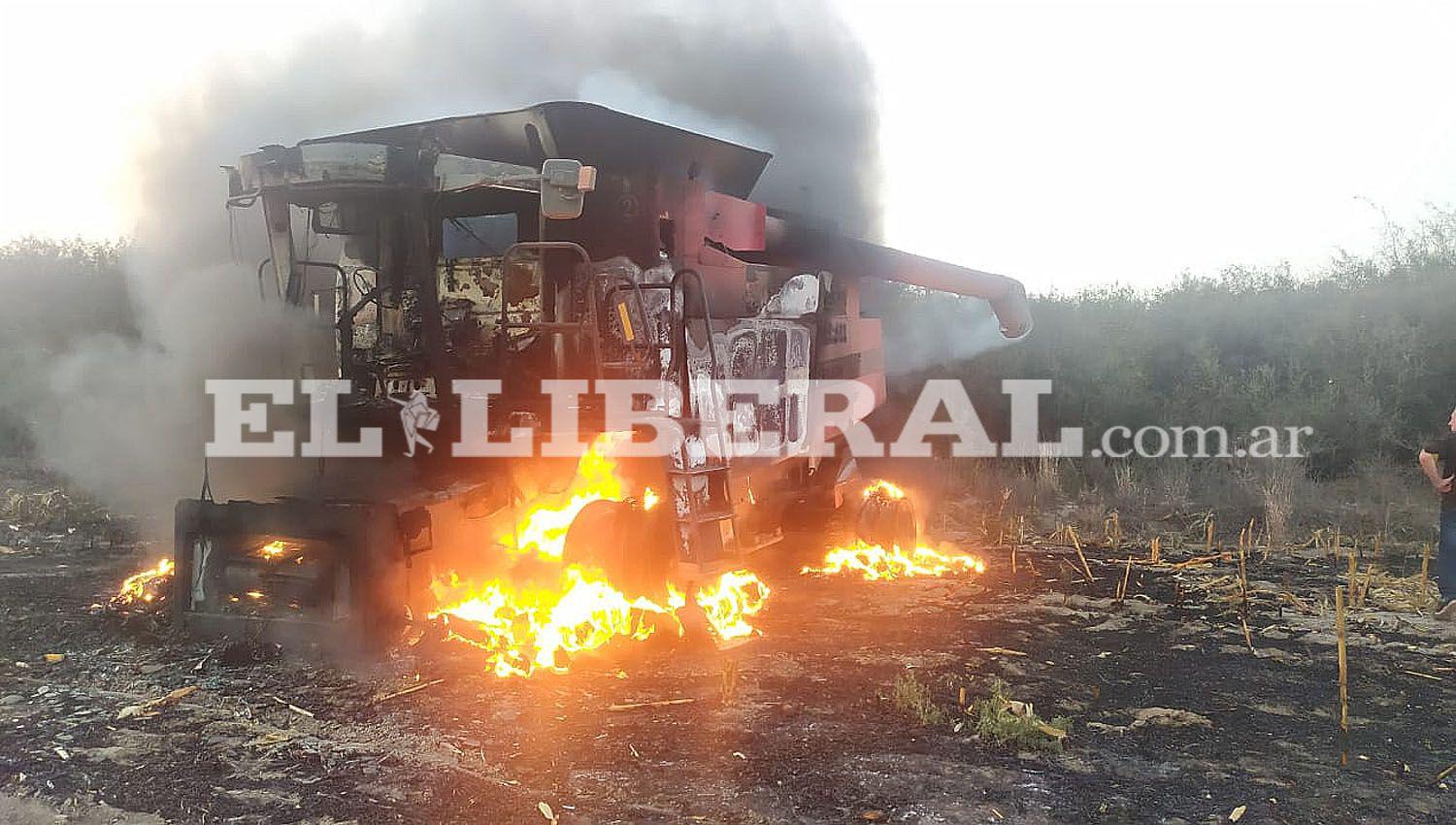 Real Sayana- voraz incendio destruyoacute una cosechadora