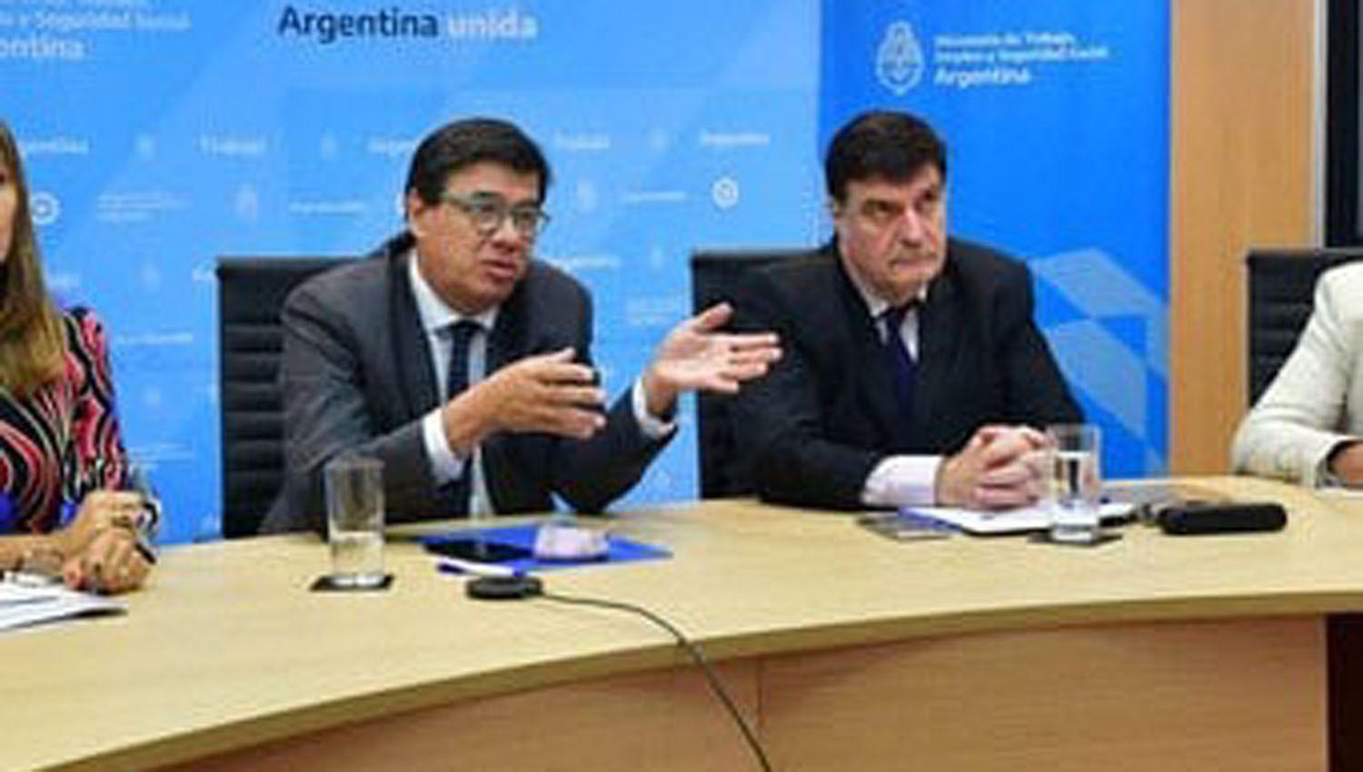 Se define el salario miacutenimo vital y moacutevil pero estiman que no alcanzaraacute a los 111000 para superar la liacutenea de pobreza