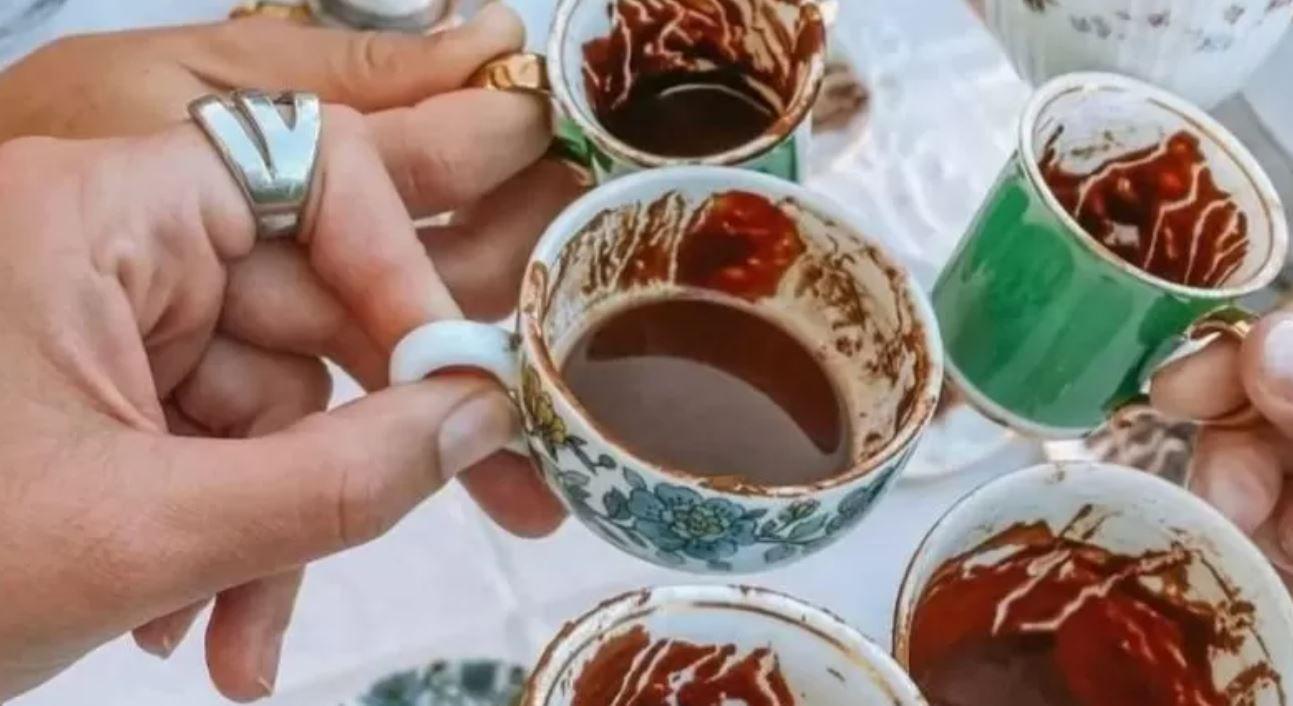 Experiencia uacutenica en Buenos Aires- te leen la borra de cafeacute y ofrecen masas secas y facturas